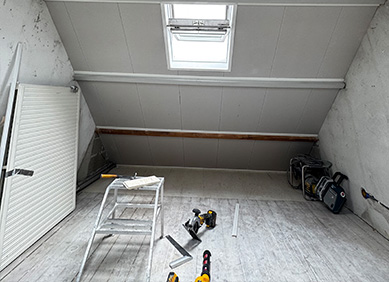Afbouw van zolderruimte met strak plafond
