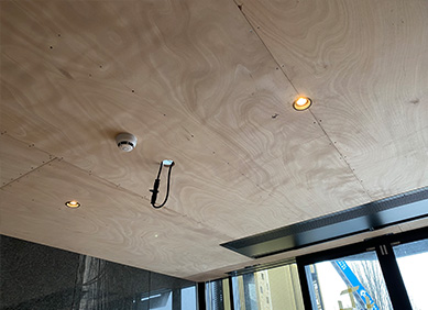plafondafwerking met houtpanelen